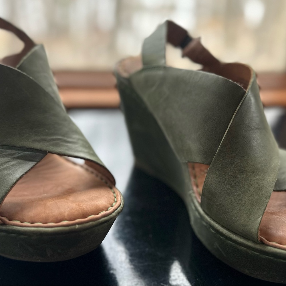 Born Green Wedge Sandals with Crisscross Straps sz 8/39